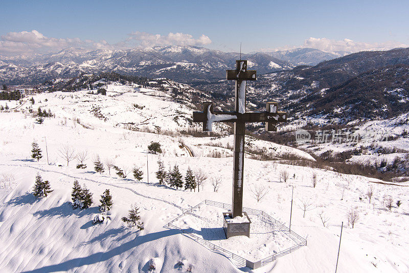 格鲁吉亚戈尼奥——2021年3月15日:山上东正教十字架的航拍镜头