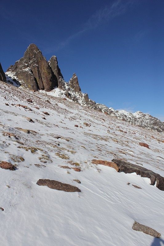 科西嘉阿斯库山谷的冬季场景