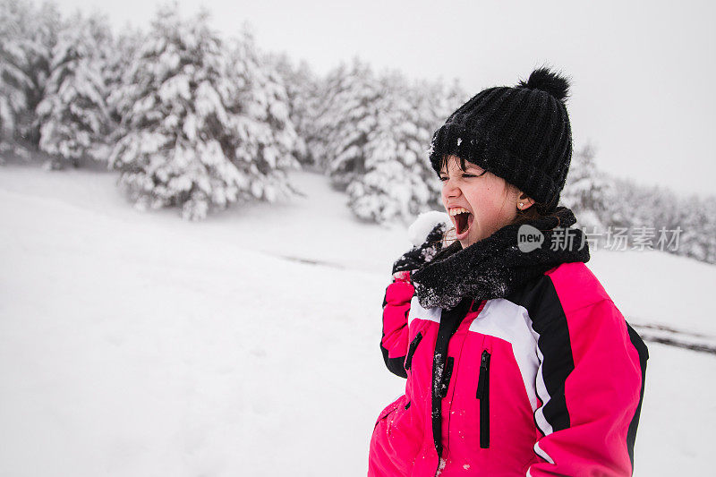 傻姑娘把雪球放进嘴里