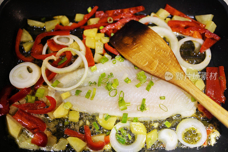 自制美食:洋葱和辣椒炸鱼