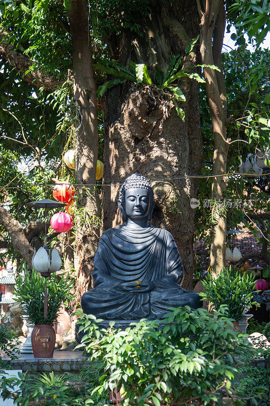 佛像在一座寺庙的花园里