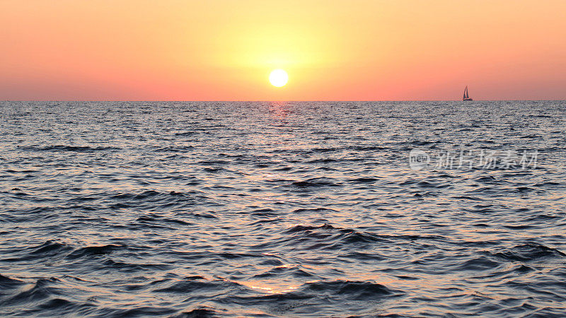 海上日落游艇剪影金色小时阳光夏天抽象涟漪反射辉光背景海景太阳天空地平线黄昏到夜晚时间流逝散景旅行16x9格式复制空间