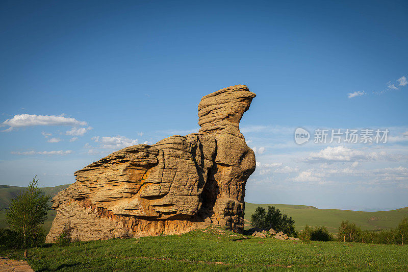 阿沙图风景区的“草原上的鲲鹏”就像一只巨大的石鸟。阿斯哈图石林日落，中国内蒙古