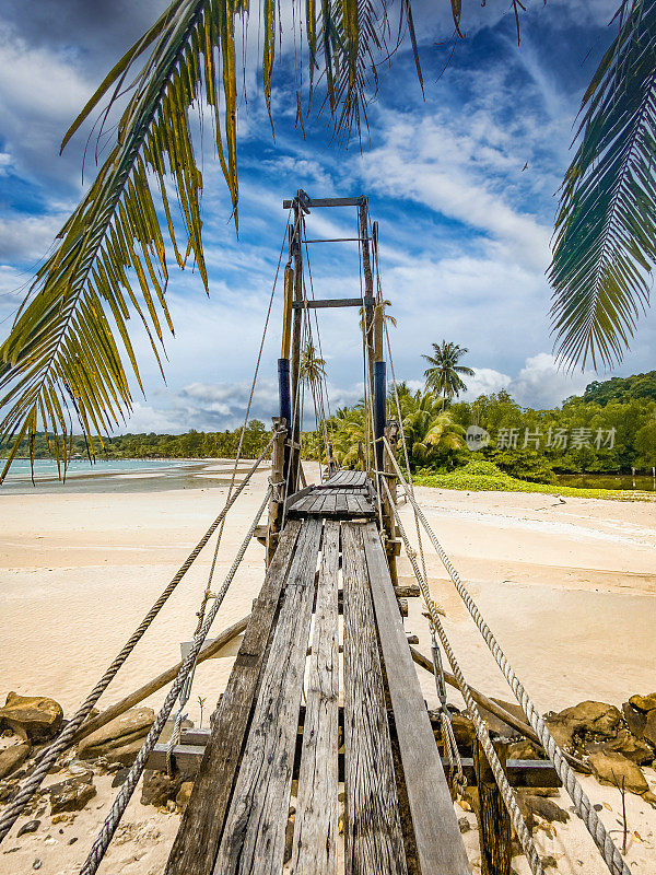 在邦宝海滩的木桥，在邦宝岛，泰国，特拉特
