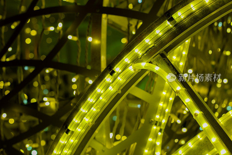由黄色和绿色二极管灯发出的明亮照明。