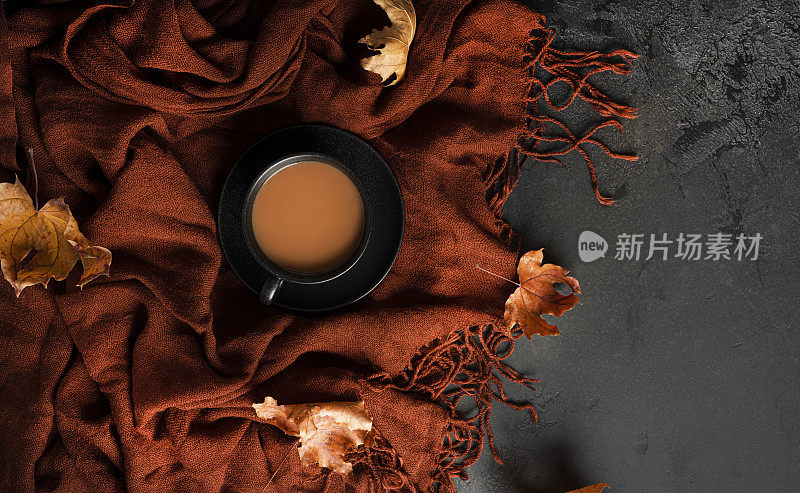 秋天的成分。棕色围巾，牛奶咖啡，杏仁黑巧克力和秋天的枫叶。平的。俯视图