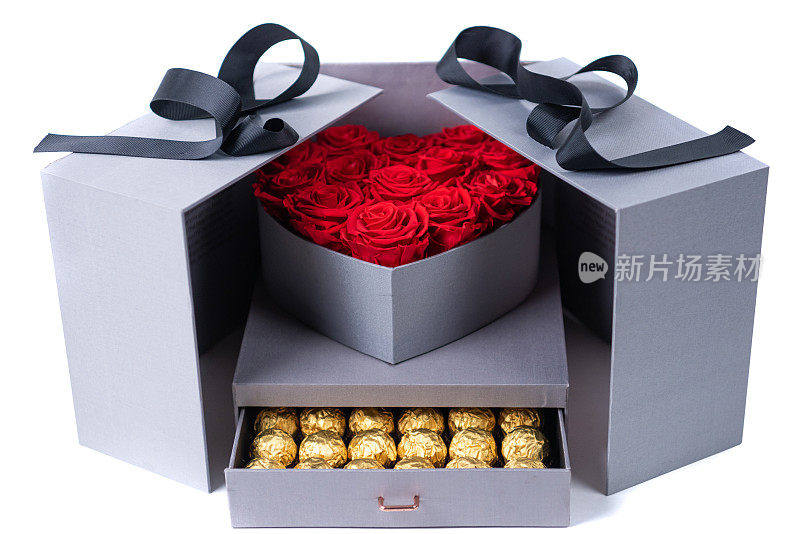 心形盒子里装着红玫瑰和巧克力糖果