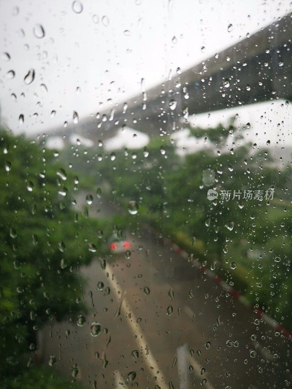 雨点在窗户与道路背景