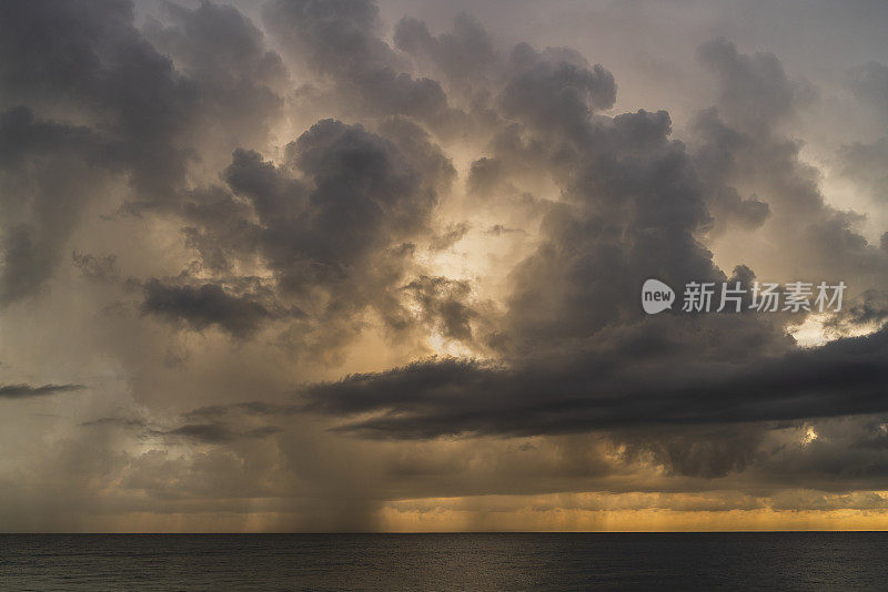 在冬季，斯里兰卡的Hikkaduwa，印度洋上壮观的天空和大量的雨云。