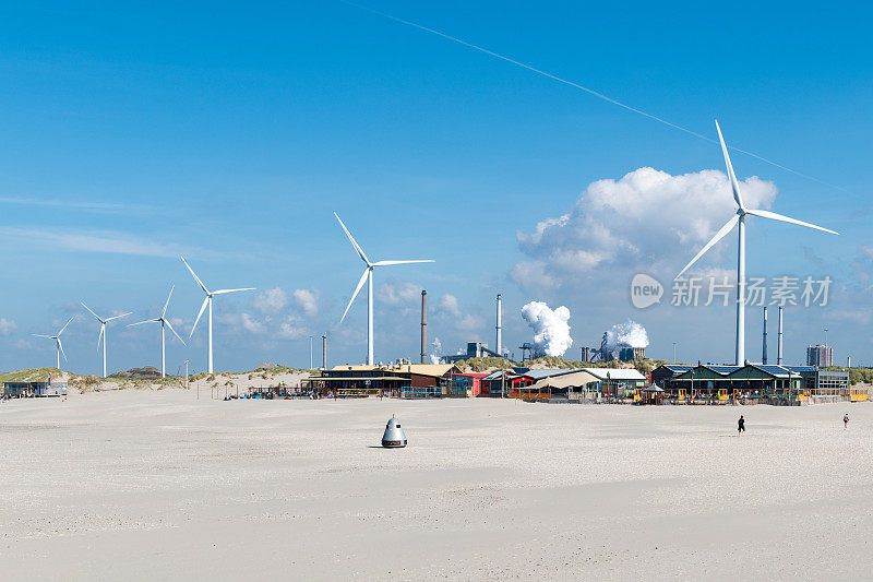 IJmuiden的塔塔钢铁旁边的海滩和海滩俱乐部