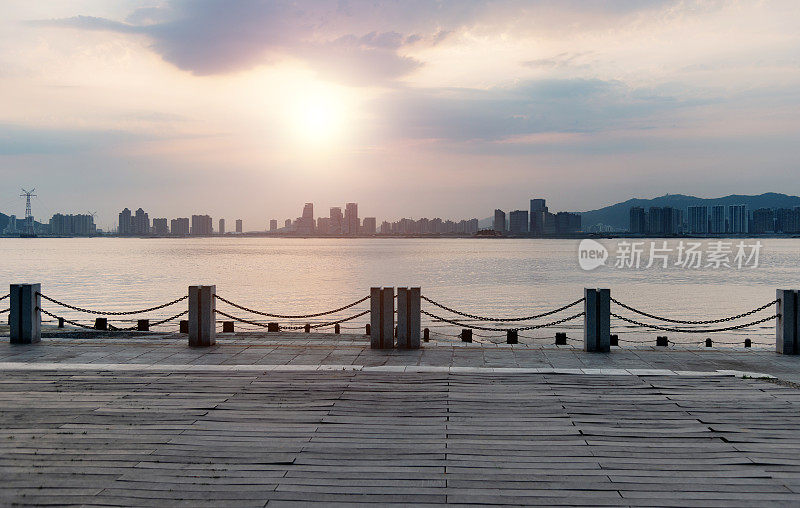 海边空荡荡的木板路