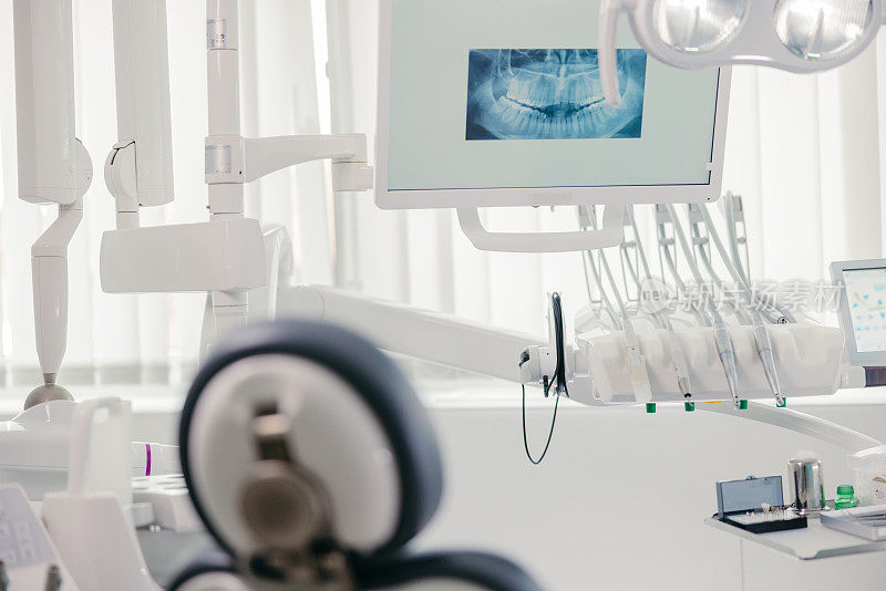 现代牙科诊室，配有x光影像展示
