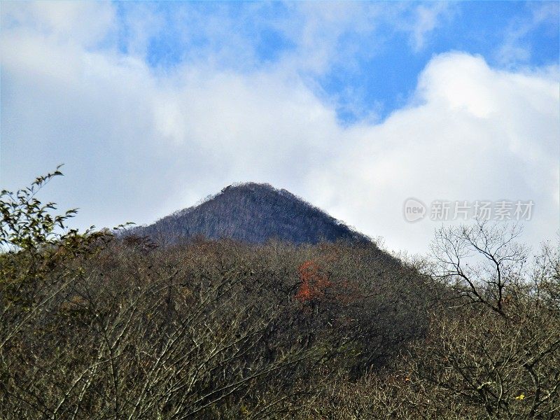 日本。11月阳光明媚的那苏山。