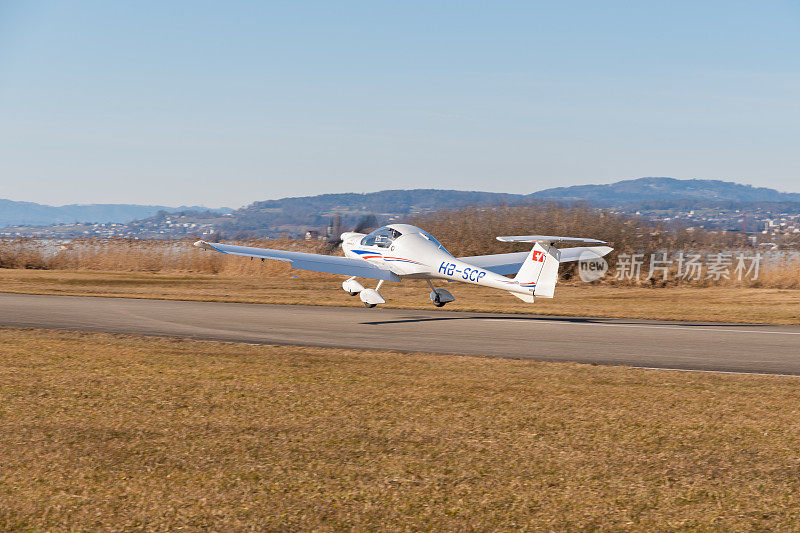武士刀DV-20飞机从瑞士旺根-拉臣起飞