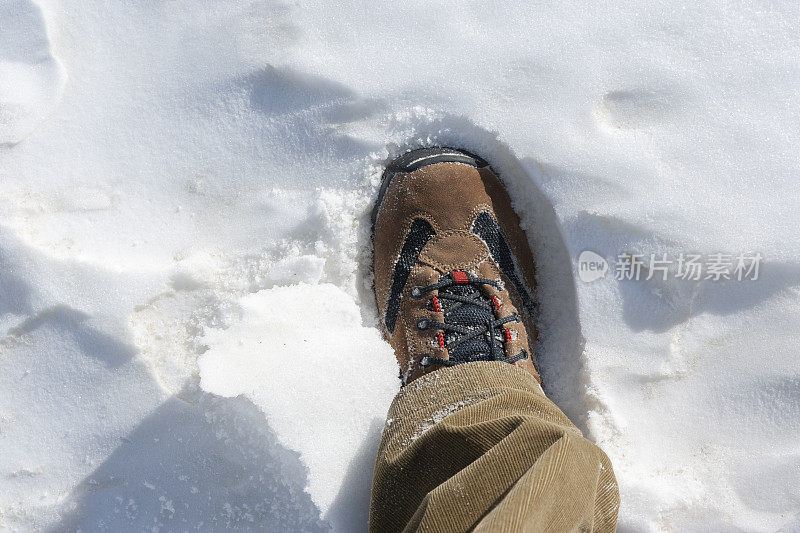 从高处看男人在雪地里行走。