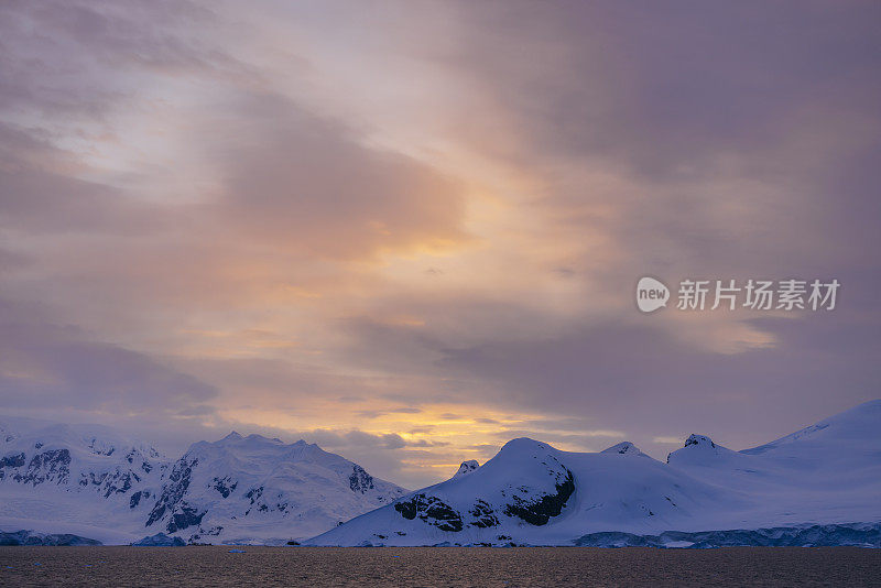 日落时分的南极半岛山脉景观。