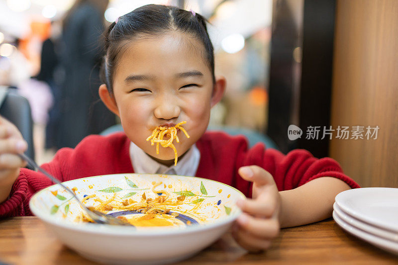 小女孩吃意大利面