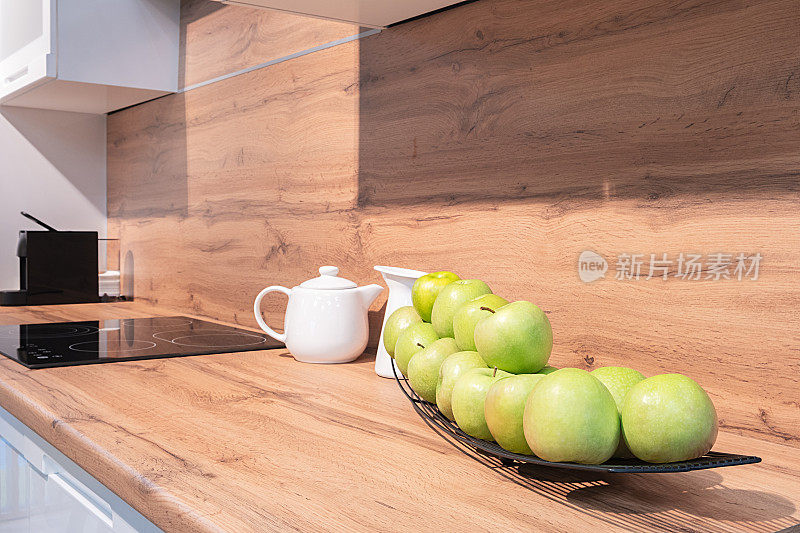 厨房内饰，一盘多苹果的现代厨房，早餐概念，厨房背景，健康饮食概念，现代厨房内饰
