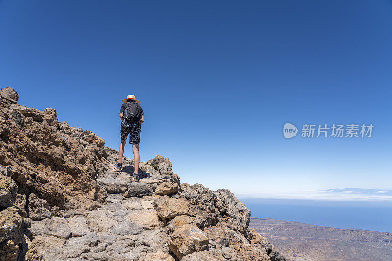 一个小男孩在泰德山顶徒步旅行