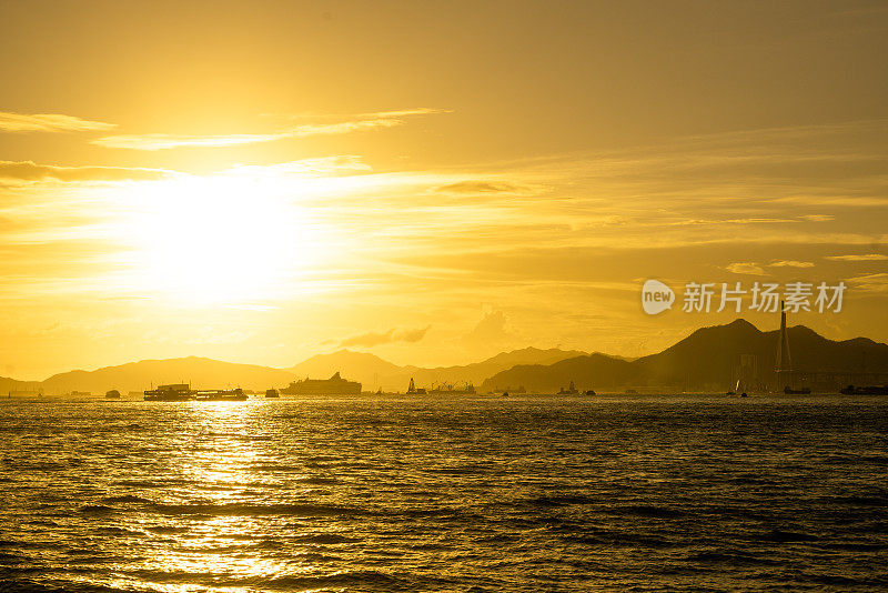 海上的日落。日落时的岛屿和山丘的风景