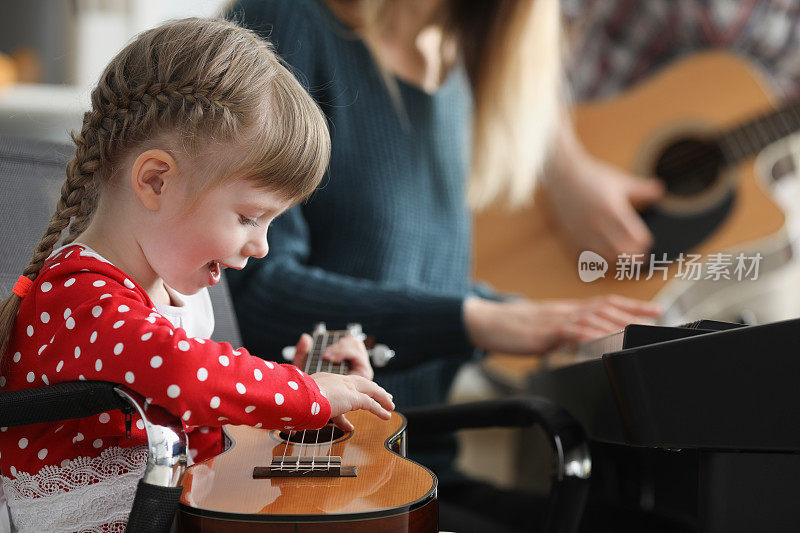 快乐的孩子弹吉他，在乐器上学习新歌