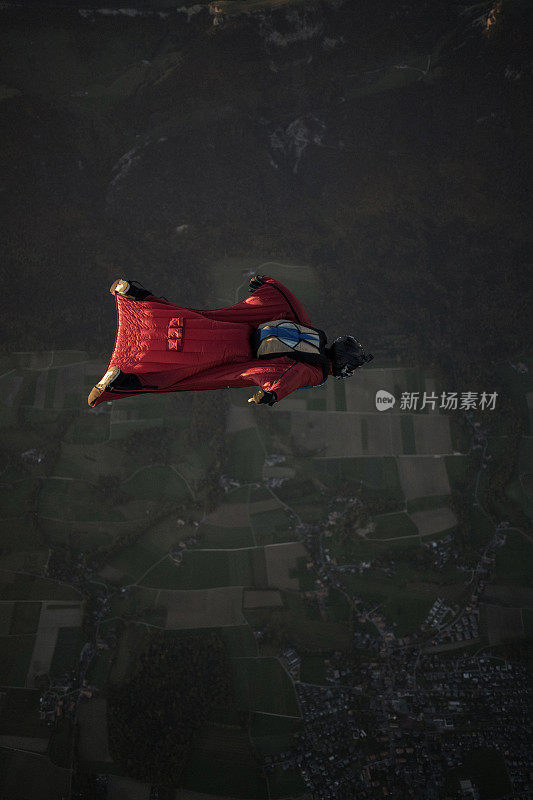 翼装飞行器在瑞士山区上空翱翔