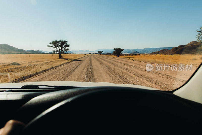 风景优美的道路穿过纳米比亚美丽的风景