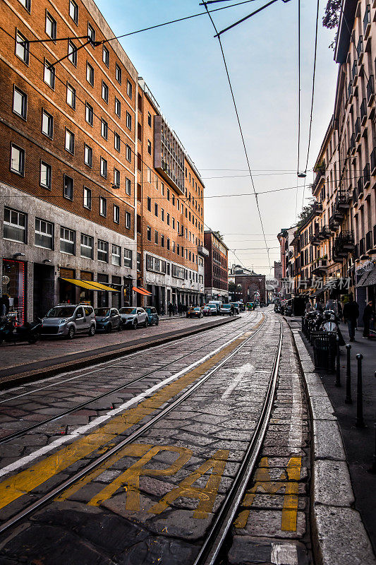 意大利米兰街头忙碌的一天