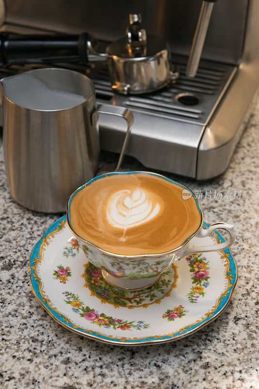 家庭咖啡师-自制的白咖啡与脱脂牛奶古董骨瓷杯从1940年