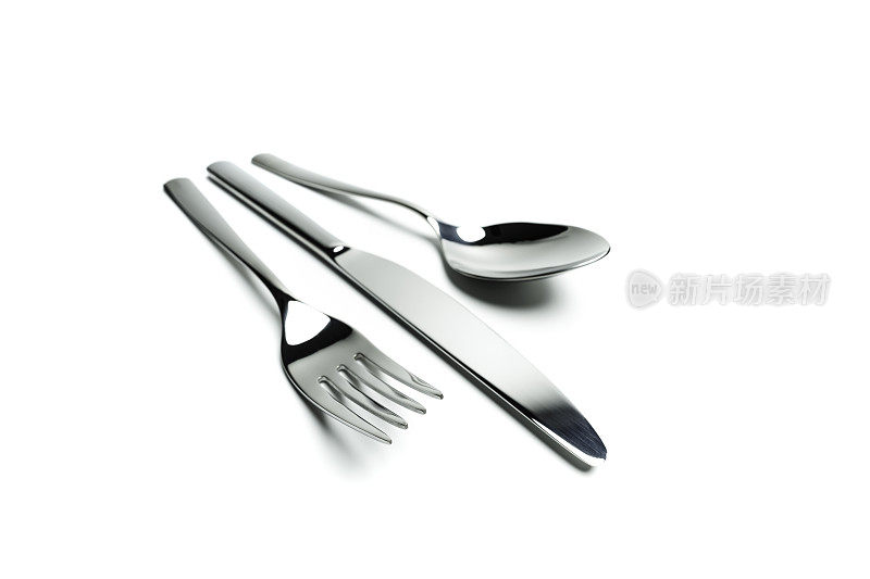 一套配有刀、叉和匙的银制餐具