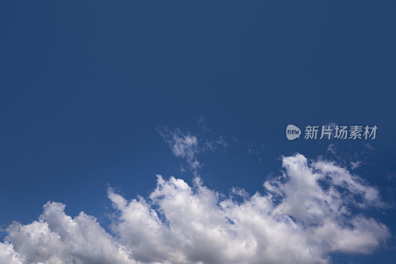 蓝色的夏天天空与白云完美的天空背景