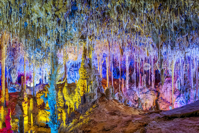 马略卡岛上的彩色钟乳石和石笋石灰岩洞穴