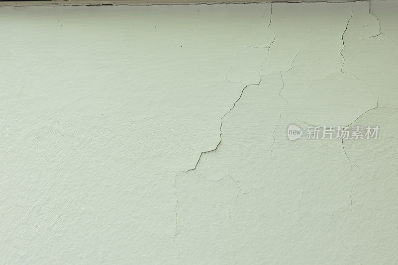 房子或公寓墙上的油漆裂缝。受潮开裂，墙面附着力差