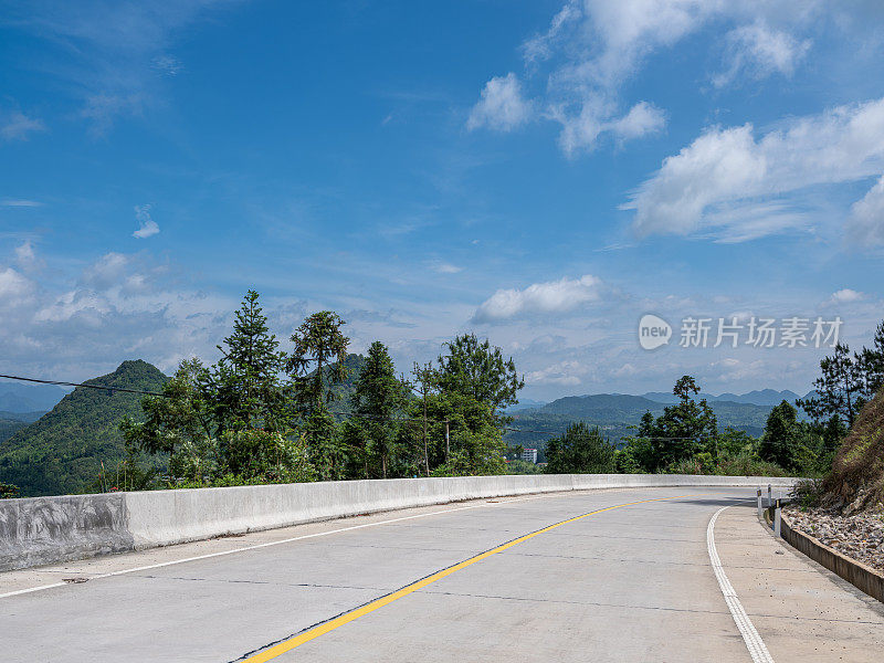 蓝天白云下绿油油的马路