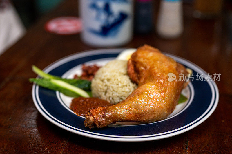 椰奶饭配炸鸡和配菜