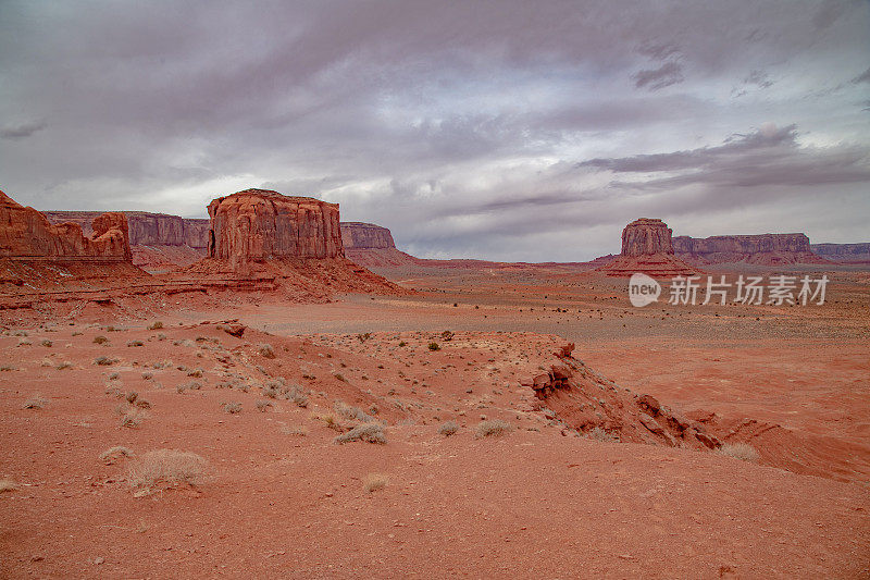 风景如画，从纪念碑谷的土路上飘出的云朵因西部电影而闻名