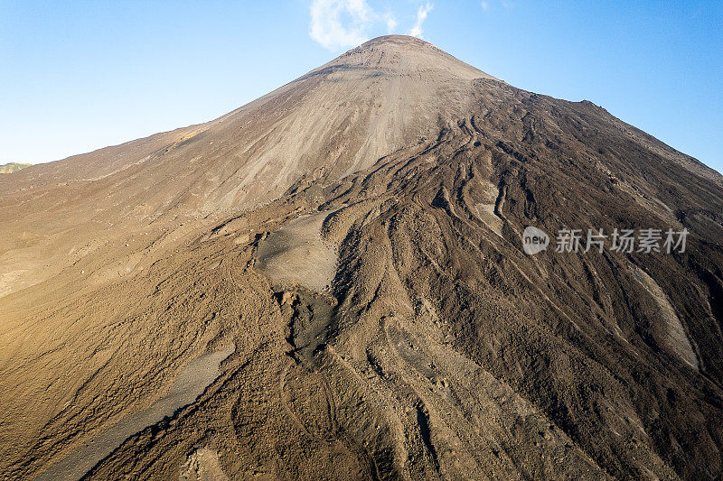 无人机拍摄的危地马拉安提瓜岛附近的帕卡亚火山