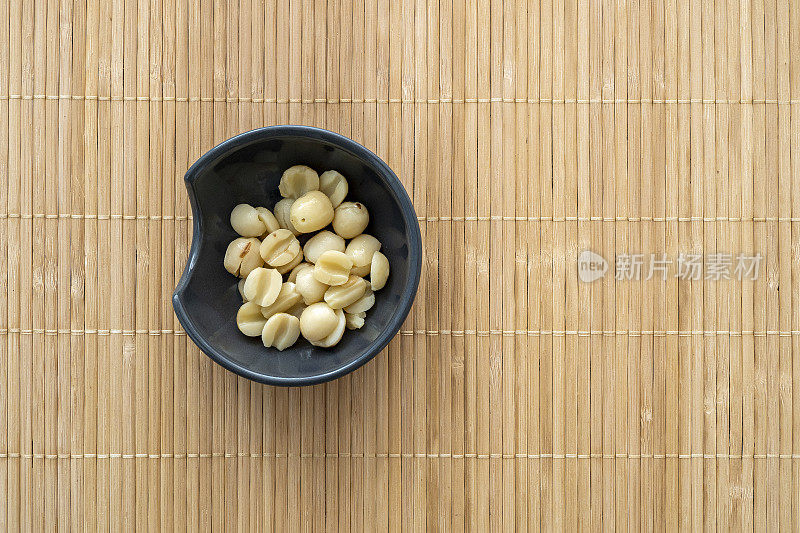 甜莲子放在小碗里。荷花豆罐头作为亚洲传统美食，小吃俯视图