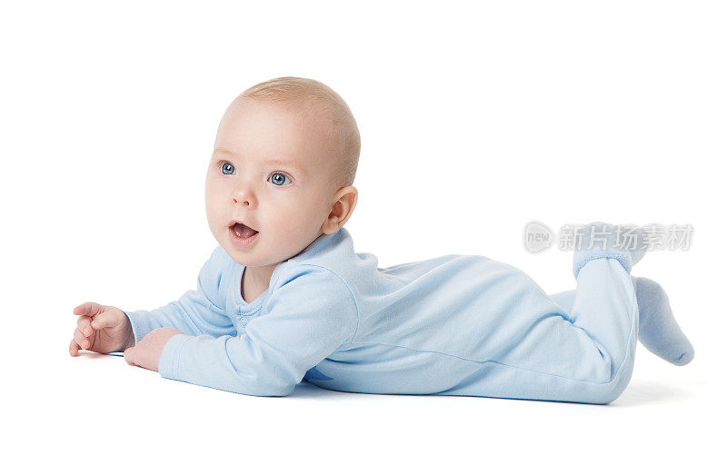 可爱的婴儿躺在白色背景棉花婴儿紧身衣胃。4个月的婴儿穿蓝色连体衣的孩子爬向一边。穿着睡衣的男孩被孤立了