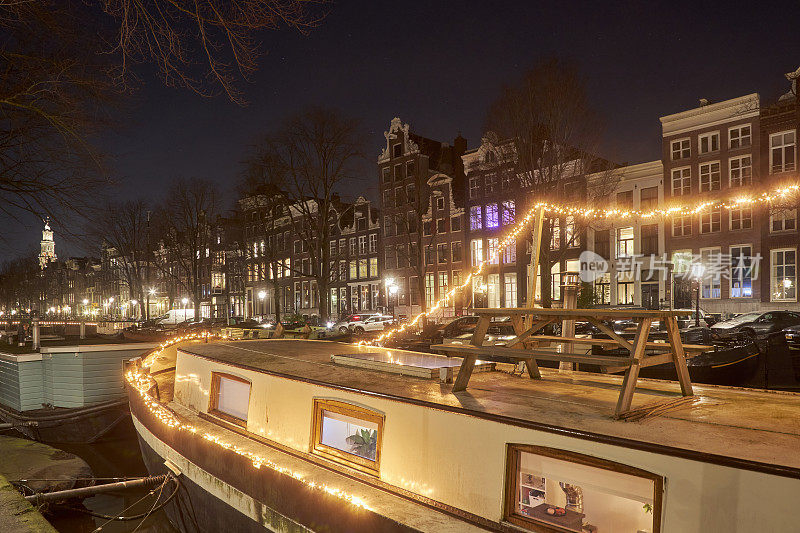 阿姆斯特丹运河的船在晚上
