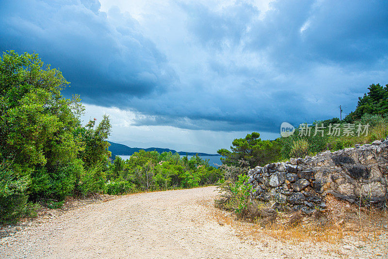 地中海沿岸尘土飞扬的道路，俯瞰美丽的帕尔加市