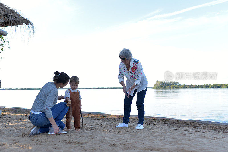 奶奶和她的女儿、孙子在海滩上