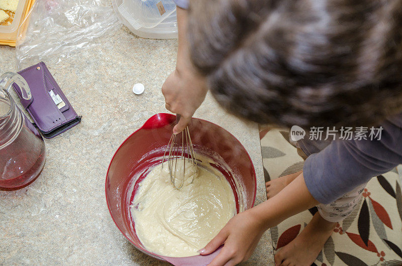 女孩在做煎饼面糊