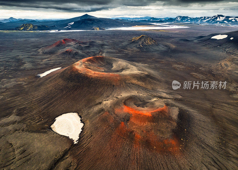 壮观的红色火山口位于冰岛高地中部