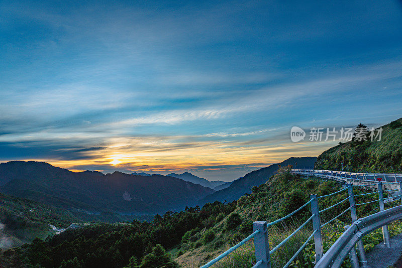 在台湾，南头合环山。看美丽的黄色的早晨太阳与蓝色和黄色的云变化。