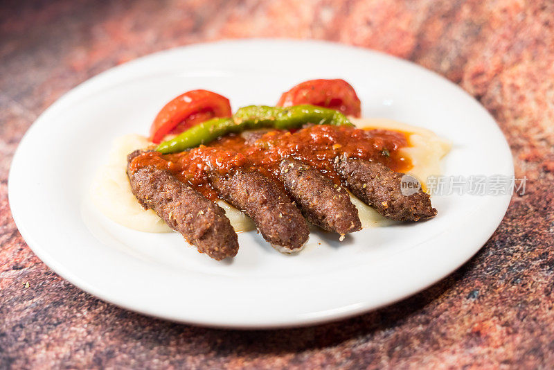 肉丸子是在白盘底色的食物上横拍的