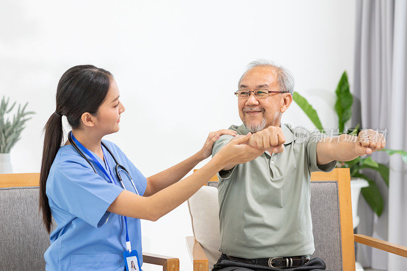 亚洲女医生建议老年患者到理疗师家里锻炼伸展肌肉。微笑护士帮助老年病人锻炼，增强肌肉力量。理疗师护理