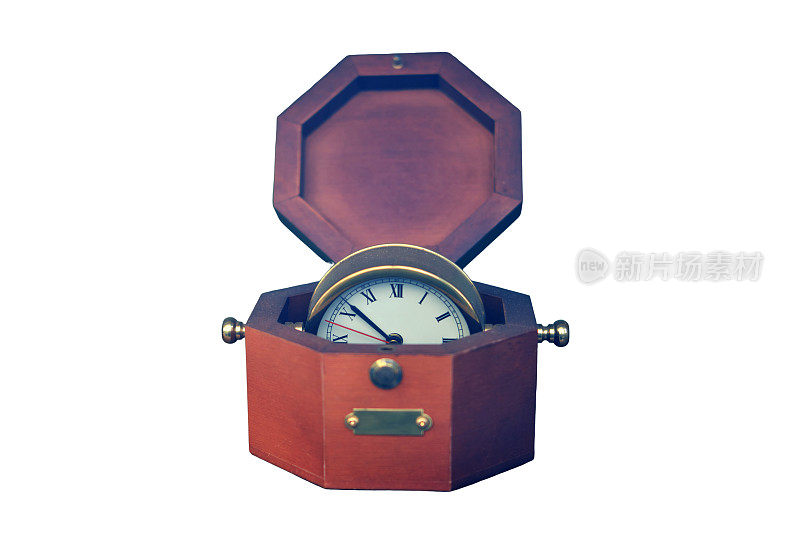 老式的黄色金属表钟在一个木盒，孤立的白色背景