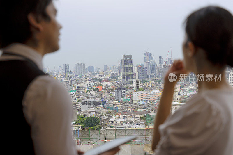 上流社会的男人和女人在豪华房间工作。