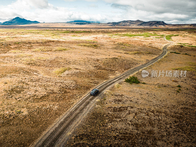 越野车行驶在冰岛空旷的f路，鸟瞰图